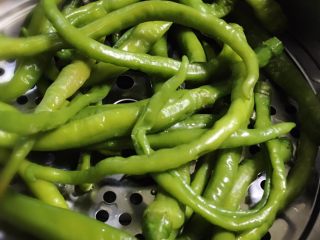 1、擂辣椒,挑选颜色黄绿色的嫩辣椒适量，洗净后放蒸锅，上汽后蒸十分钟左右，待辣椒蒸软即可。