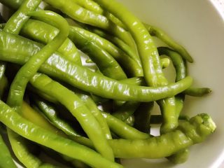 2、擂辣椒,将蒸好的辣椒装入一个大碗里。