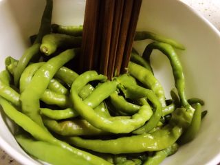 3、擂辣椒,用一把筷子代替，用筷子头不停捣直到捣烂辣椒为止。