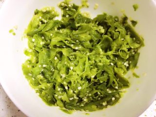 4、擂辣椒,如图所示。