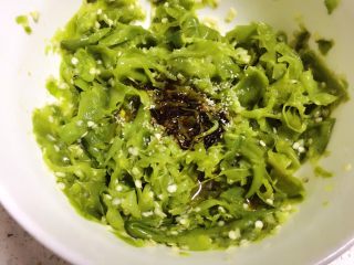 5、擂辣椒,加入生菜籽油，老抽，醋和，少量盐和鸡精拌匀。