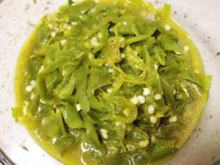 6、擂辣椒,也可以加入一勺凉开水一起拌匀，有汤汁，辣椒味更巴适。适合下饭，配馒头也是绝配哦！