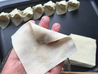 5、红油抄手,把皮卷起来