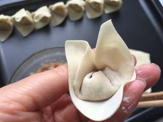 7、红油抄手,将另一端折过去