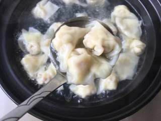 11、红油抄手,大火煮至抄手浮起，再煮一小会即可捞出（用汤勺连汤带抄手舀到调料碗里）