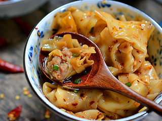 12、红油抄手,撒一点葱花拌匀就可开吃啦