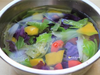 5、捞汁手撕拌菜,捞出煮好的蔬菜，放入冷水中，过几遍凉水，备用。