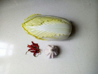 1、醋溜大白菜,准备好所需的食材