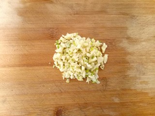 4、醋溜大白菜,将蒜切成蒜末