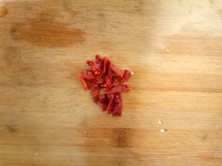 5、醋溜大白菜,干红辣椒切成辣椒段