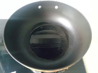 6、醋溜大白菜,锅烧热放入油烧热