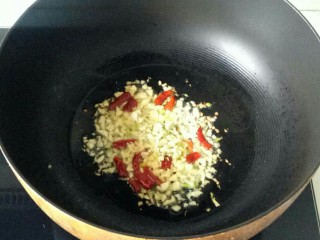 7、醋溜大白菜,加入辣椒段，蒜末爆香