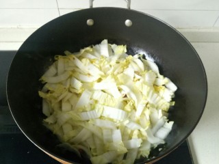 8、醋溜大白菜,放入白菜梗大火快速翻炒片刻