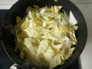 9、醋溜大白菜,放入白菜叶子一起翻炒