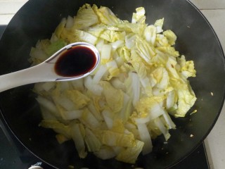 10、醋溜大白菜,加入2勺醋