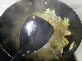 12、醋溜大白菜,加入盐，糖继续翻炒