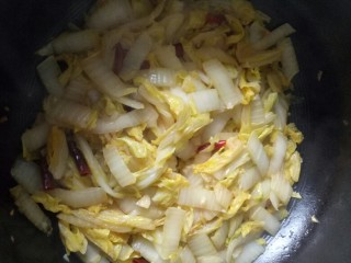 13、醋溜大白菜,翻炒至白菜变软