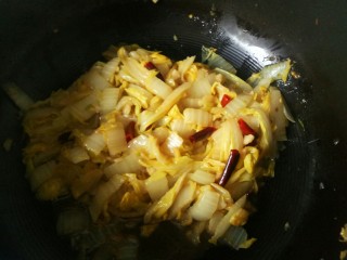 14、醋溜大白菜,最后放入鸡精调味，翻拌均匀