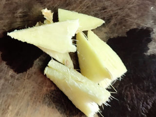 4、土豆烧鸡翅,生姜切片