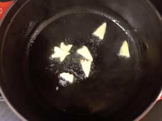 6、土豆烧鸡翅,下姜片炒香