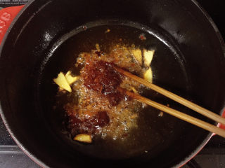 8、土豆烧鸡翅,炒香