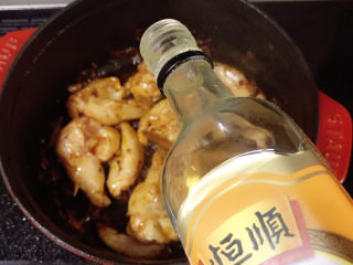 12、土豆烧鸡翅,加入料酒