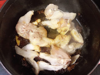 10、土豆烧鸡翅,放入鸡翅