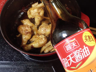 13、土豆烧鸡翅,加入老抽