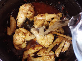 14、土豆烧鸡翅,加入清水