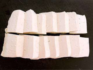7、＃吃豆腐＃鱼香豆腐,把豆腐切成厚2㎝，4㎝＊4㎝的方块