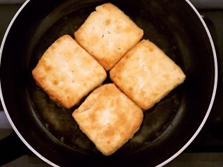 11、＃吃豆腐＃鱼香豆腐,煎至两面金黄即可