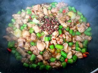 9、四川+双椒兔,放入花椒爆香。