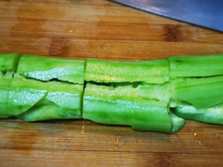 1、酸辣黄瓜条,黄瓜用刀拍一下再切条