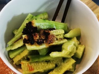 2、酸辣黄瓜条,用一只大点的碗盛黄瓜，加入适量盐、胡椒粉、花椒粉、老干妈、酱油