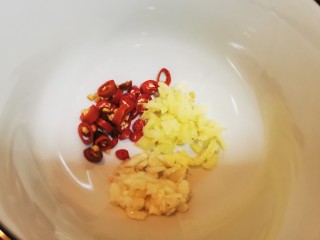 3、酸辣黄瓜条,姜、蒜、小米椒切碎