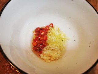 5、酸辣黄瓜条,倒入适量热油到盛姜、蒜、小米椒的碗里，让油入味