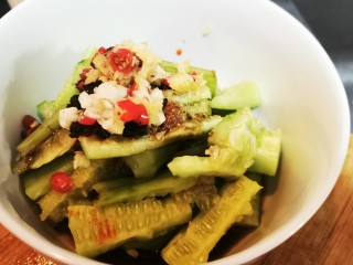 6、酸辣黄瓜条,加了热油的姜、蒜、小米椒再倒进黄瓜碗里，最后加适量醋
