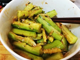 7、酸辣黄瓜条,搅拌均匀腌制3～5分钟