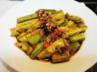 8、酸辣黄瓜条,摆好盘，把碗里的料汁浇上去