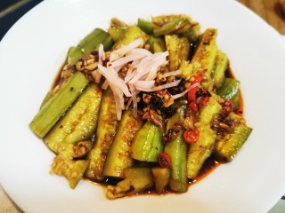 9、酸辣黄瓜条,最后把我最喜欢的泡菜萝卜切丝儿，搁一点在最上面，酸辣爽口的黄瓜条就完成啦！！