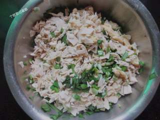 5、韭菜盒,所有食材在一个容器里