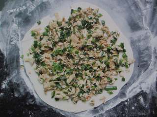 12、韭菜盒,把馅料倒在上面摊均匀