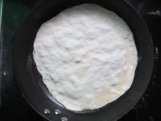 14、韭菜盒,锅里倒油烧热,放入面饼,等到饼鼓起来,翻面