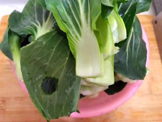 3、厨房挑战/素菜/青菜叶瓣儿黑木耳蛋花汤,清洗干净