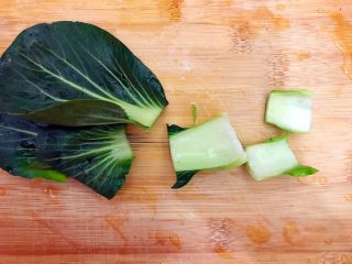 4、厨房挑战/素菜/青菜叶瓣儿黑木耳蛋花汤,中间切一刀，分为两部分