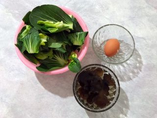 6、厨房挑战/素菜/青菜叶瓣儿黑木耳蛋花汤,所以，实际上这道菜只用了这些食材