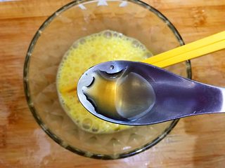 11、厨房挑战/素菜/青菜叶瓣儿黑木耳蛋花汤,鸡蛋打散，入少许料酒