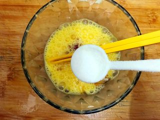 12、厨房挑战/素菜/青菜叶瓣儿黑木耳蛋花汤,入一丢丢细盐