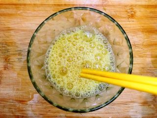 13、厨房挑战/素菜/青菜叶瓣儿黑木耳蛋花汤,搅拌均匀，备用