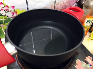 14、厨房挑战/素菜/青菜叶瓣儿黑木耳蛋花汤,取一口小锅，煮适量清水